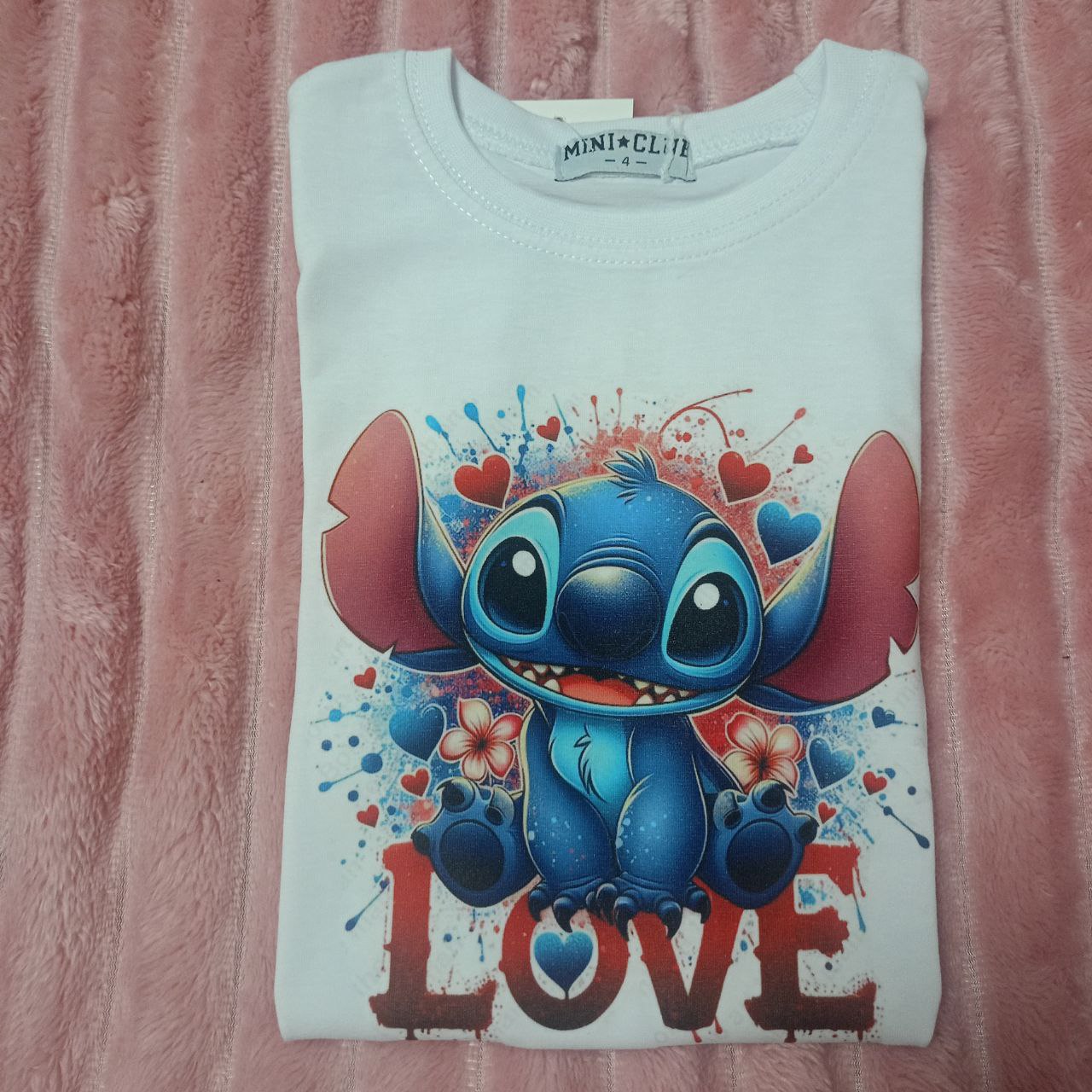 T-shirt per bambini con simpatica stampa cartoon e scritta LOVE. Morbida, colorata e confortevole, ideale per scuola, gioco e tempo libero.